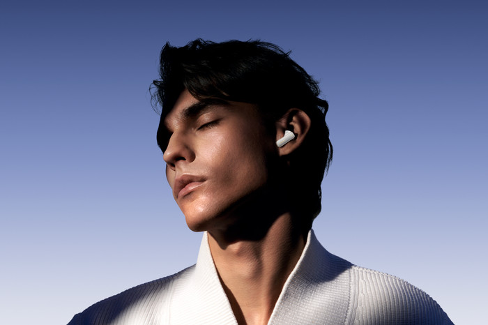 Huawei FreeBuds 4 Pro Wit product in gebruik