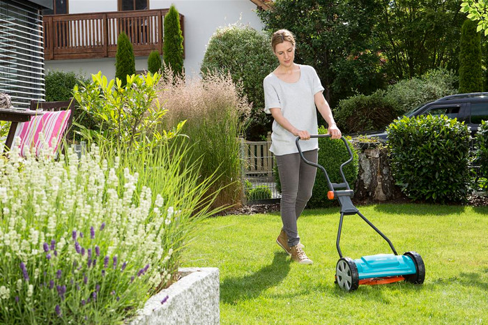 Gardena 330 product in use