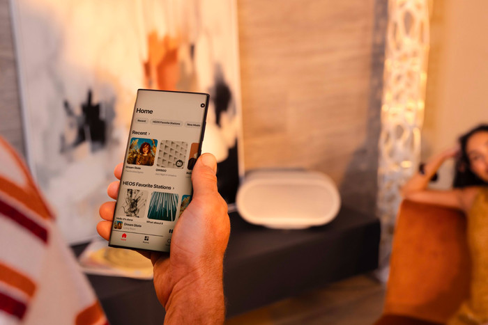 Denon Home 600 Zilver product in gebruik