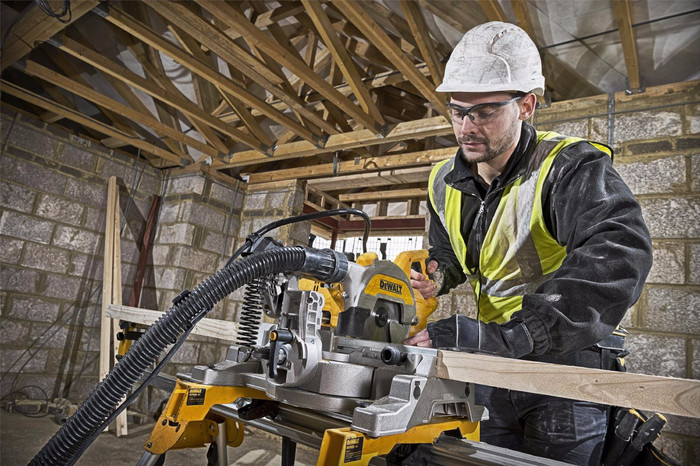 DeWalt DWS777-QS + Onderstel product in gebruik