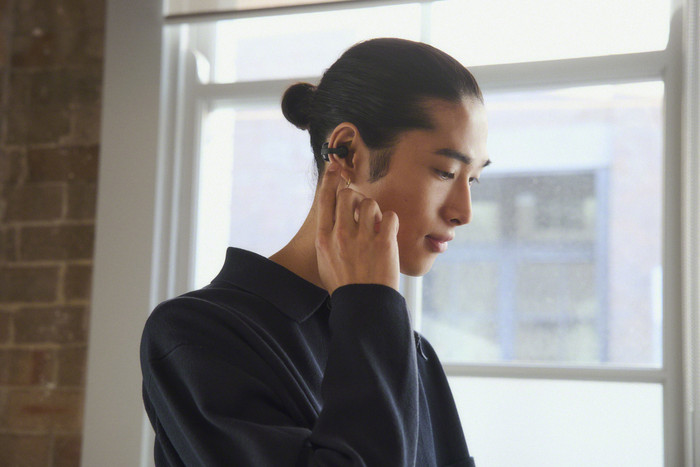 Sony Linkbuds Clip Zwart product in gebruik