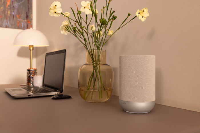 Denon Home 200 Zilver product in gebruik