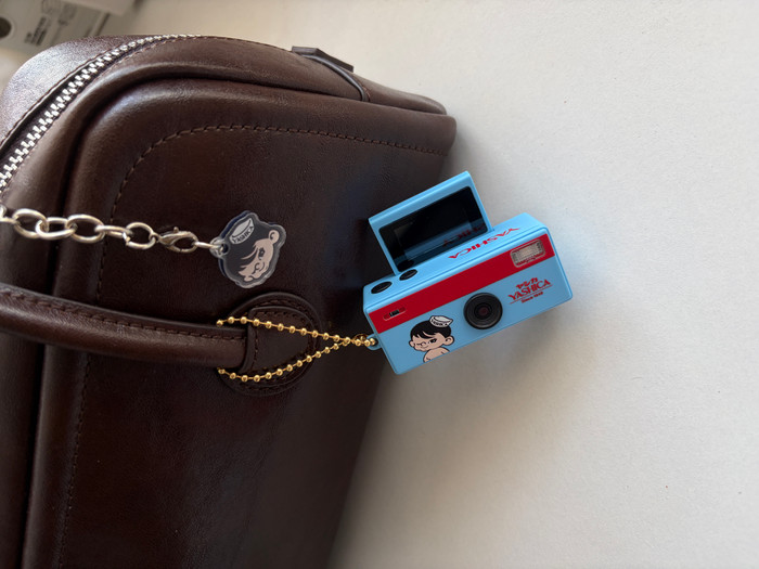 Yashica Funtastic Keychain Camera Boy Adventure product in gebruik