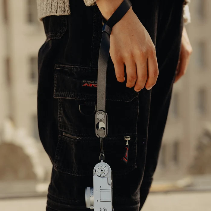 Peak Design Cuff Leather Camera Polsband Zwart product in gebruik