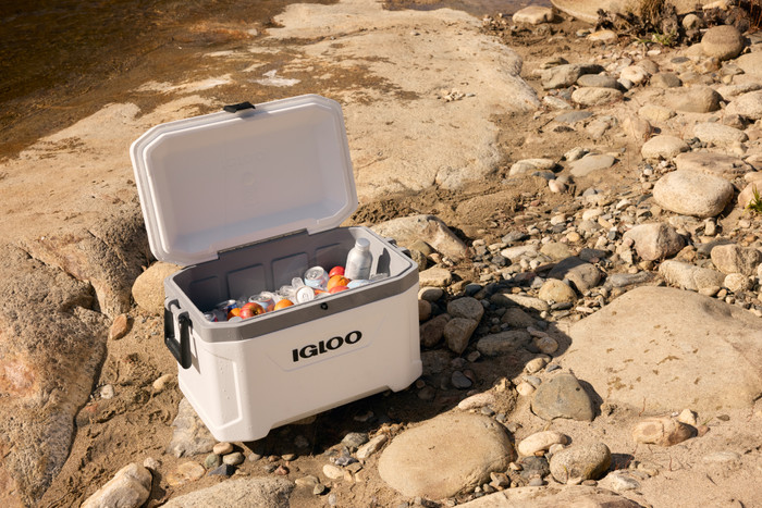 Igloo Marine 54 Qt product in use