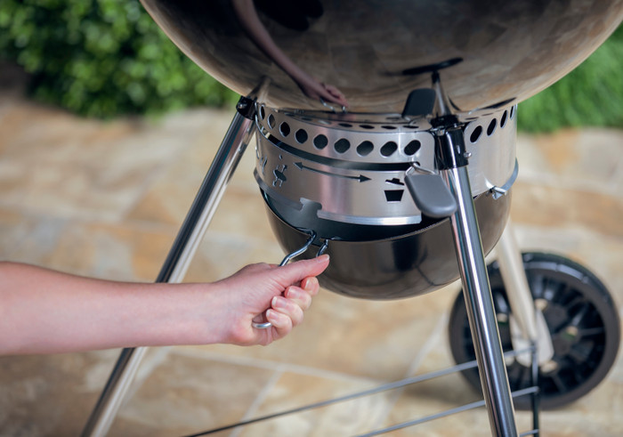 Weber Master Touch Premium E-5770 Zwart product in gebruik