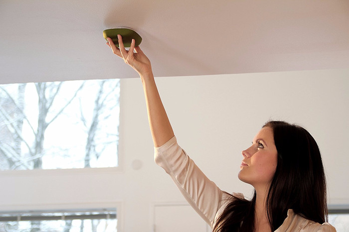 Jalo Kupu Rookmelder Donkergrijs (10 jaar) 6-Pack product in gebruik