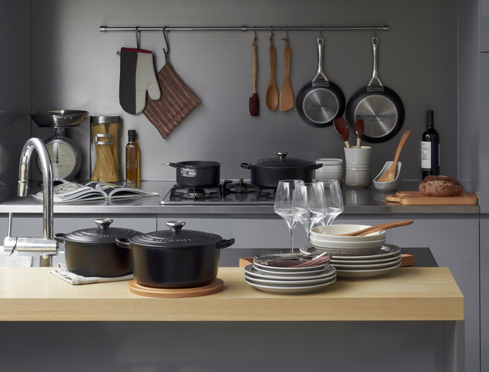 Le Creuset Signature Ronde Stoofpan 26 cm Mat Zwart product in gebruik
