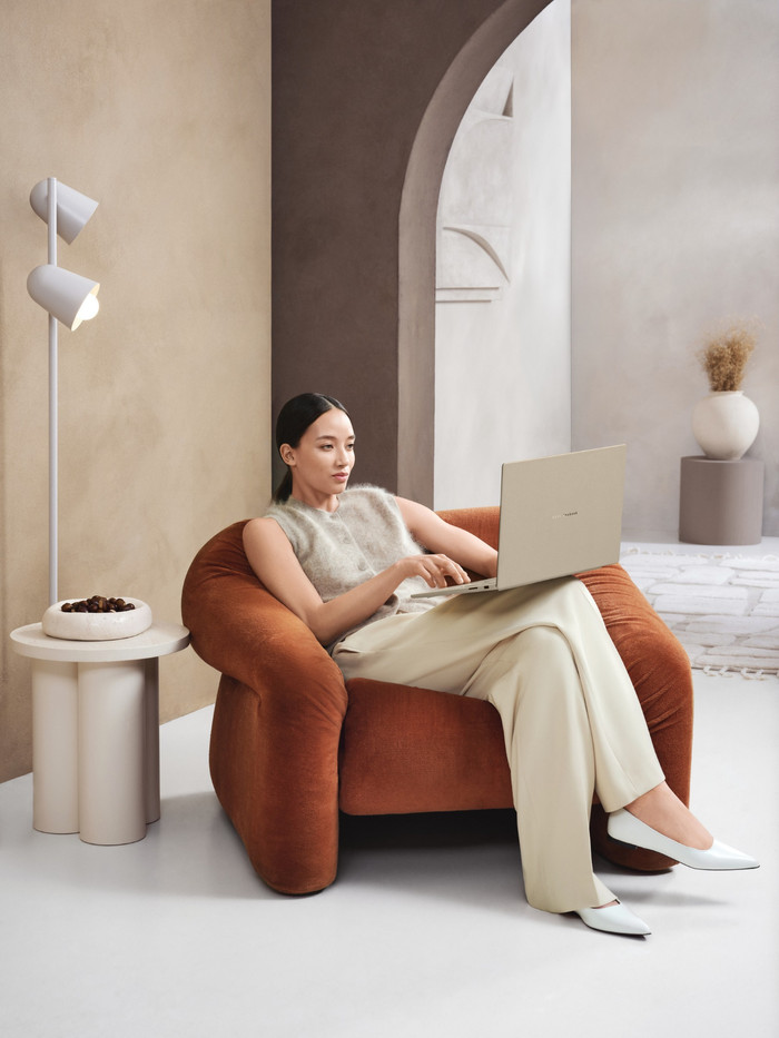 ASUS Zenbook A16 OLED Copilot+ PC UX3607OA-SQ013W Azerty product in gebruik