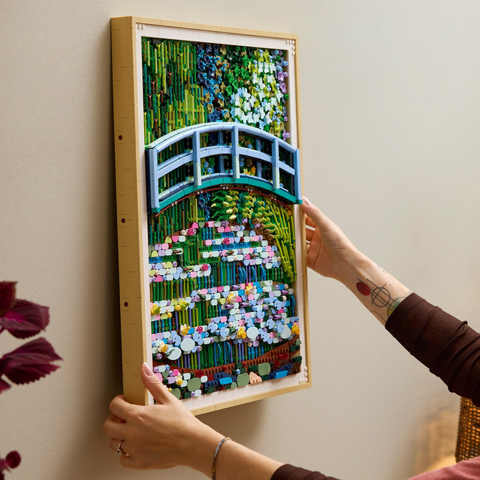 LEGO Art Claude Monet: Brug over een vijver met waterlelies 31220 product in gebruik