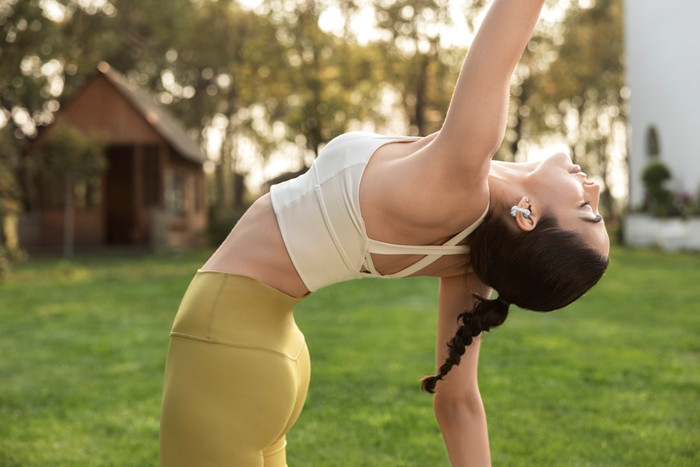 Shokz OpenDots 2 Wit product in gebruik