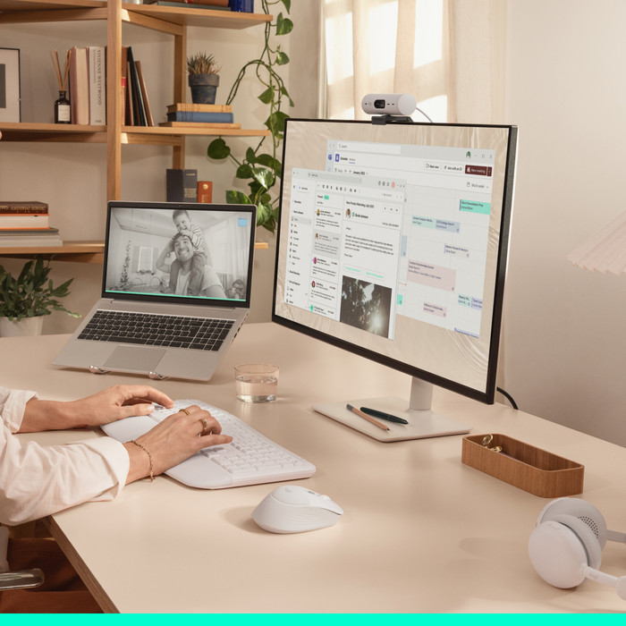 Logitech Signature Comfort Plus M850 L Wireless Mouse Off-White product in use