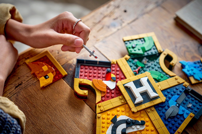 LEGO Harry Potter Zweinstein Afdelingswapen 76462 product in gebruik