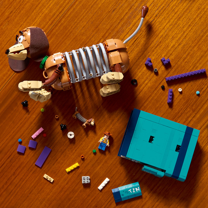 LEGO Disney Pixar Toy Story Slinky Dog Bookends 43301 detail