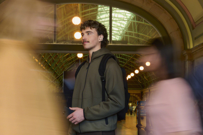 Sony Linkbuds Clip Beige product in gebruik