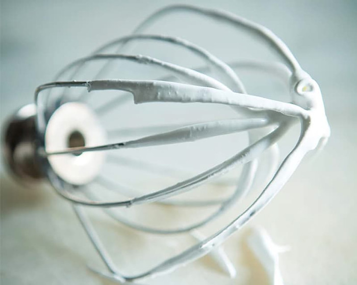 KitchenAid Artisan Mixer 5KSM125 Amandelwit + Design Mengkom Koper product in gebruik