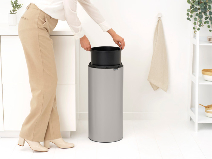 Brabantia Touch Bin 30 Liter Soft Grey product in gebruik