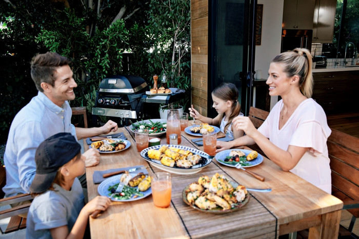 Weber Pulse 2000 met Onderstel product in gebruik