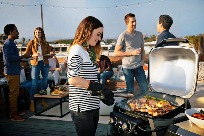 Weber Pulse 2000 met Onderstel product in gebruik