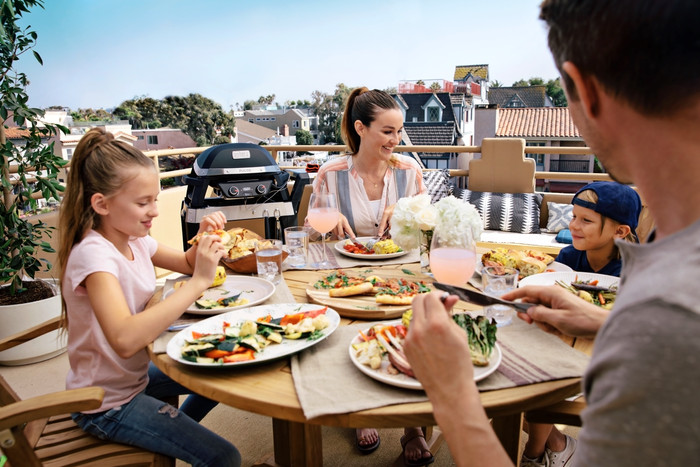 Weber Pulse 2000 met Onderstel product in gebruik