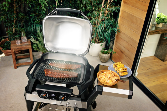 Weber Pulse 2000 met Onderstel product in gebruik