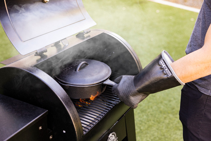 Pitboss Heat & Water Resistand BBQ Gloves product in gebruik