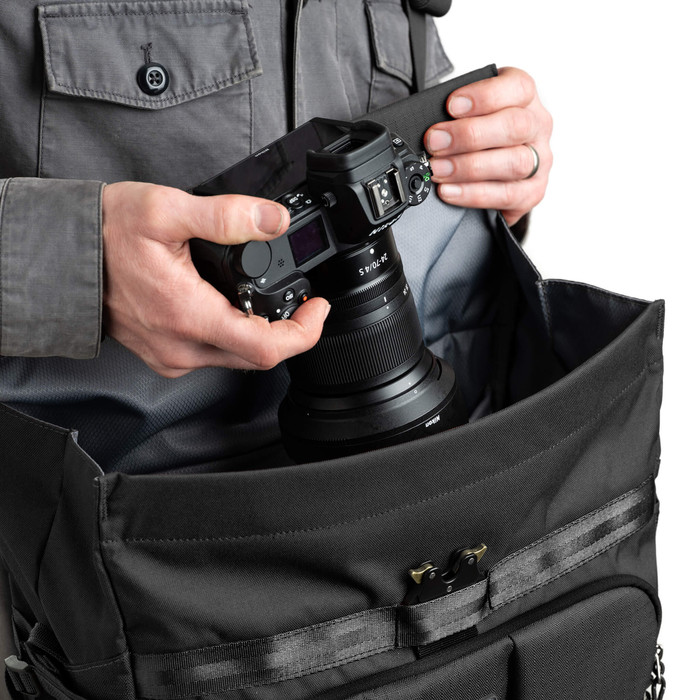 Think Tank FocusPoint Crossbody 8L Zwart product in gebruik