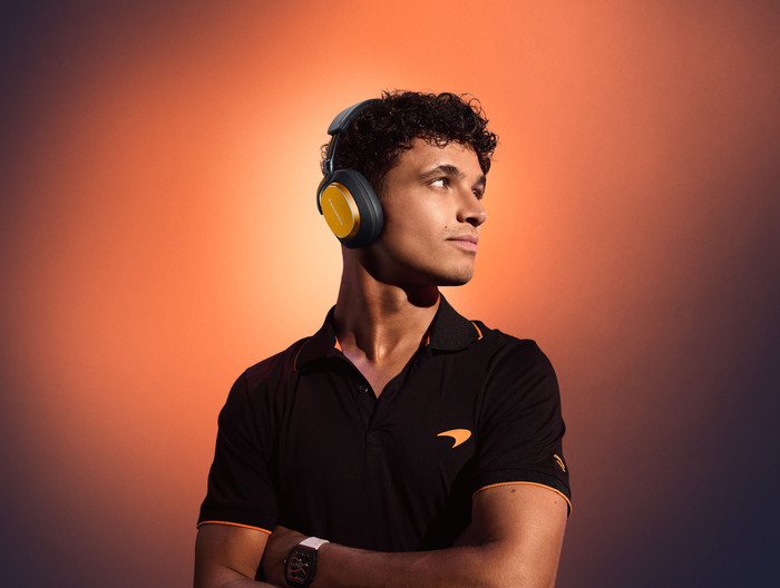 Bowers & Wilkins PX8 S2 McLaren product in gebruik