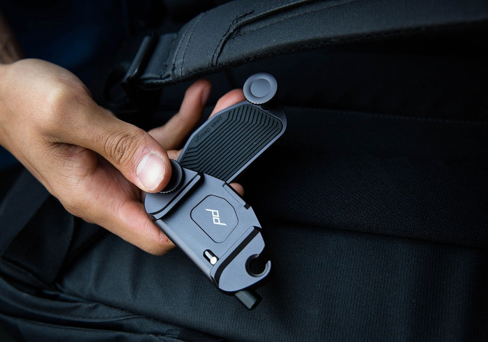 Peak Design Capture Camera Clip Zwart zonder plaat product in gebruik