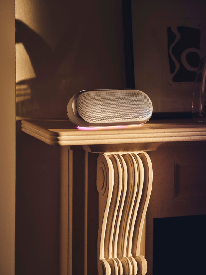 Harman Kardon Luna 2 Brons product in gebruik