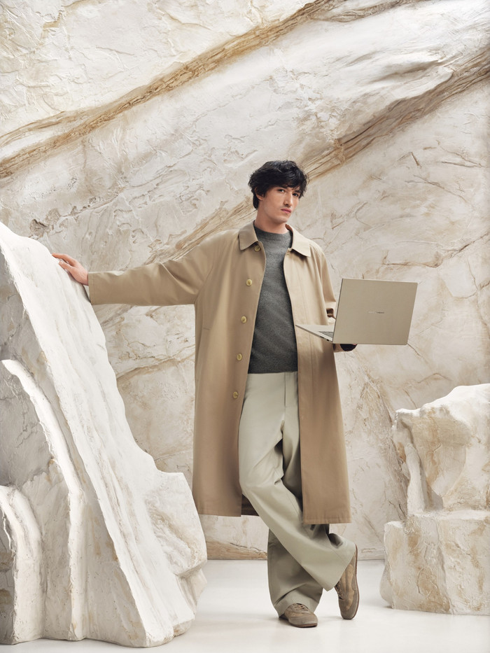 ASUS Zenbook A16 OLED Copilot+ PC UX3607OA-SQ013W Azerty product in gebruik