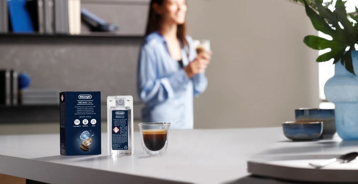 De'Longhi Rivelia EXAM440.55.G + Descaler product in use