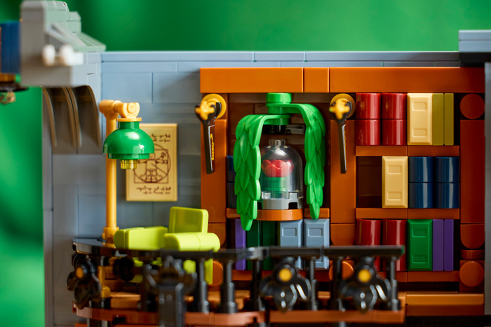 LEGO Icons Boekensteun: Boekhandel 11379 product in gebruik