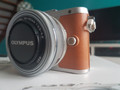 Olympus Pen E-PL8 Brun + 14-42 mm IIR Argent (Image 2 sur 3)