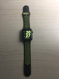 Apple Watch Nike+ Boîtier de 42 mm Gris Sidéral avec Bracelet sport Volt 
Aluminium/Noir (Image 2 sur 5)