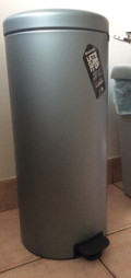 Brabantia NewIcon Pedal Trash can 30 Liter Metallic Mint (Image 2 of 3)