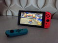 Nintendo Switch Rood&#x2F;Blauw + Mario Kart 8 Deluxe + BlueBuilt Beschermhoes (Afbeelding 2 van 4)