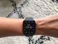 Apple Watch SE 44 mm Aluminium Gris Sidéral Bracelet Sport Noir (Image 2 sur 5)