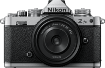 Nikon Z fc + Nikkor Z 28mm f/2.8 Camera met een kantelbaar scherm