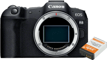 Canon EOS R8 + Accu Camera met een kantelbaar scherm