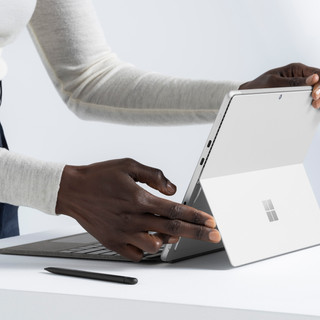 Microsoft Surface Pro 13 Pouces Type Cover avec Emplacement de Stockage pour Stylet Platine AZERTY