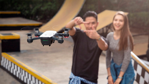 Quelle est la différence entre la stabilisation d'image à 2 axes et à 3 axes chez les drones ?