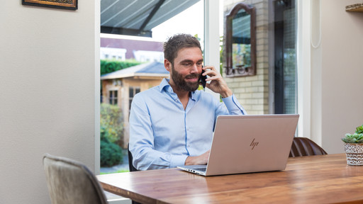 Un client Business au téléphone avec Coolblue Business