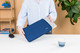 BlueBuilt Housse pour PC Portables pour Apple MacBook Air 13 Pouces Bleu visuel Coolblue 1