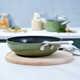 BK Sublime Wokpan 28 cm Olijfgroen product in gebruik